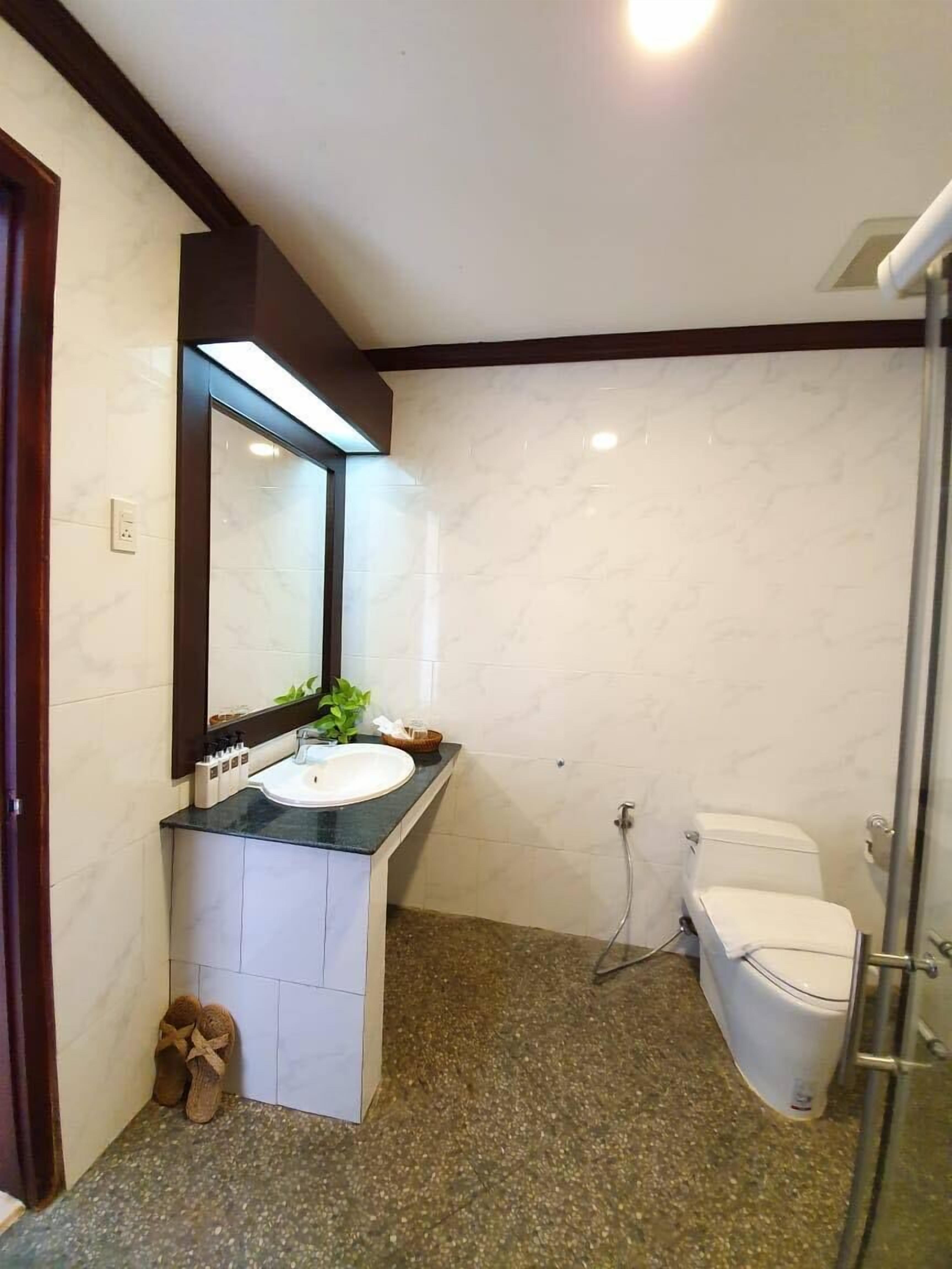 shower, free toiletries, hair dryer, slippers