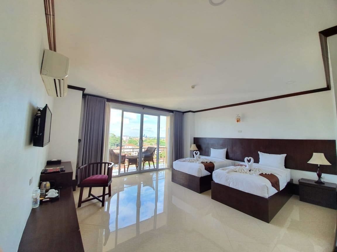 deluxe twin room | minibar, in-room safe, blackout curtains, free wifi