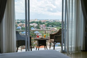 Junior-suite | Minibar, pengeskab på værelset, mørklægningsgardiner, gratis Wi-Fi