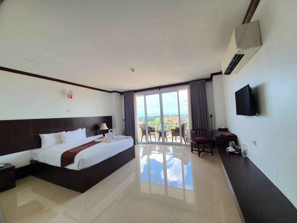 deluxe double room | minibar, in-room safe, blackout curtains, free wifi