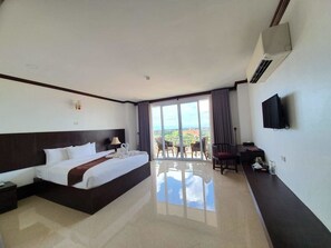 Deluxe Double Room | Minibar, in-room safe, blackout drapes, free WiFi