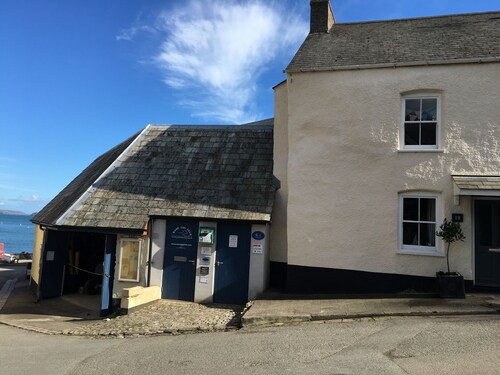 Beautiful Holiday Cottage next to beach in Cawsand, SE Cornwall - dog friendly!