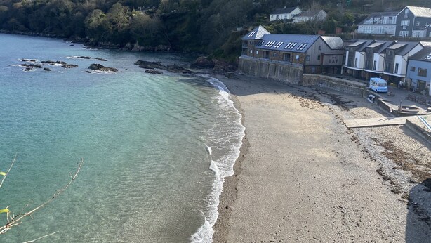 A coastal hotel with a stone facade, a beach, and a view of the sea. - Beautiful Holiday Cottage next to beach in Cawsand, SE Cornwall - dog friendly! (Cawsand)