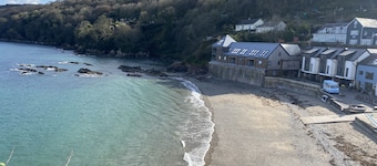 Beautiful Holiday Cottage next to beach in Cawsand, SE Cornwall - dog friendly!