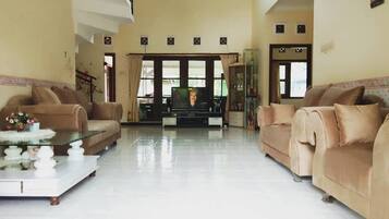 Family Villa, 5 Bedrooms, Garden View | Meeting facility