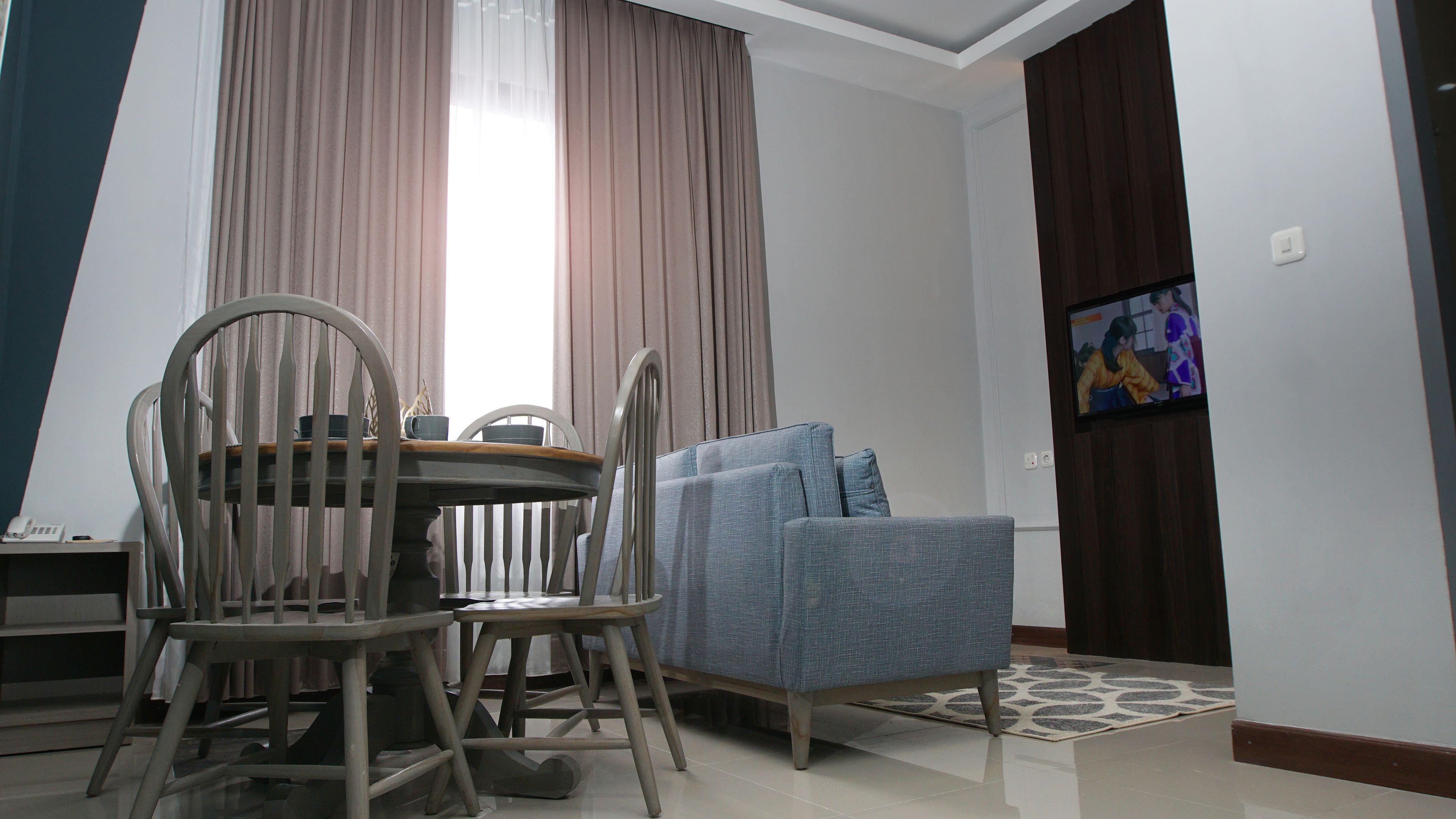 Suite, 1 Double Bed, City View | In-room dining