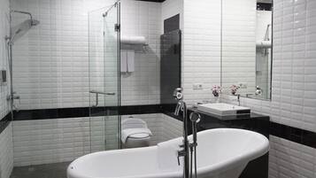Suíte, 1 cama de casal, vista para a cidade | 1 quarto, roupas de cama premium, cofres nos quartos, escrivaninha