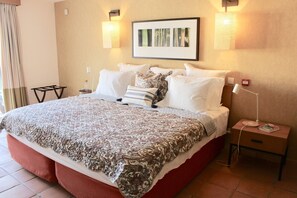 2 chambres, coffres-forts dans les chambres, fer et planche à repasser