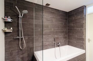 Duschwanne, Haartrockner, Handtücher, Shampoo