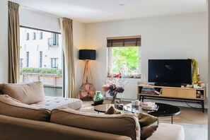 TV, toys, books, video library - ★ Stylish 3BR Family Retreat – Canal View & Quiet Waterfront in Amsterdam Center (Amsterdam)