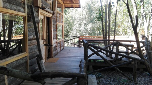Terrace/patio - Wonderful rustic cabin, with native trees, with Rio Trancura, equipped (Pucon)