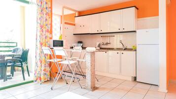 Réfrigérateur, micro-ondes, plaque de cuisson, cafetiÚre/bouilloire