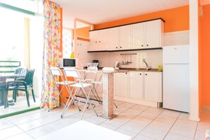 Réfrigérateur, micro-ondes, plaque de cuisson, cafetiÚre/bouilloire