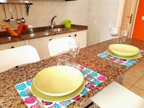 Refrigerador, microondas, parrilla de estufa y cafetera y tetera 