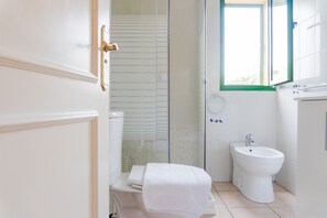 Regadera, secadora de cabello, bidet, toallas 