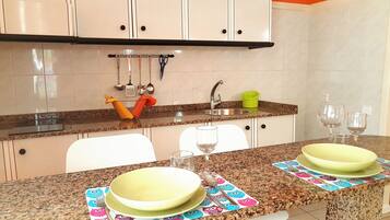 Réfrigérateur, micro-ondes, plaque de cuisson, cafetiÚre/bouilloire