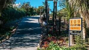 A sign indicating a vacant property at 109 Queens. - Guest House on Queens (Waiheke Island)