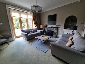 TV, peis, DVD-spiller og bordtennis