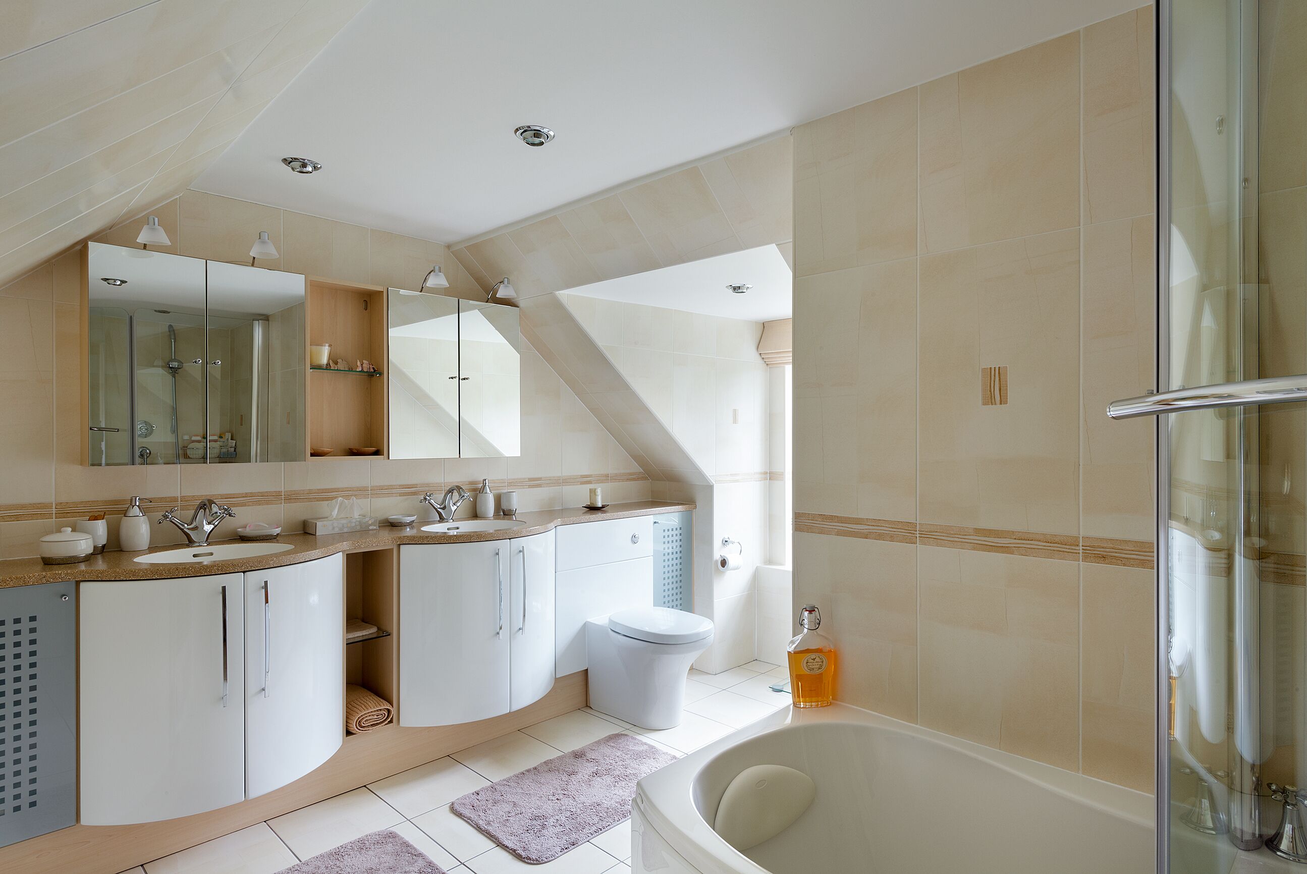 Combined shower/bathtub, hair dryer, towels