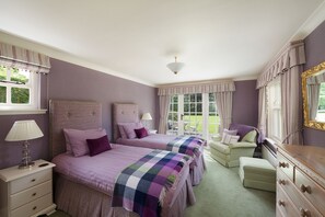 6 bedrooms, desk, iron/ironing board, WiFi