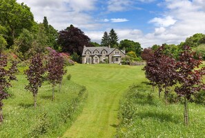 Property grounds - Unique Scottish Victorian Country House In The Trossachs/Loch Lomond- 6 bedrooms (Brig o'Turk, Callander)