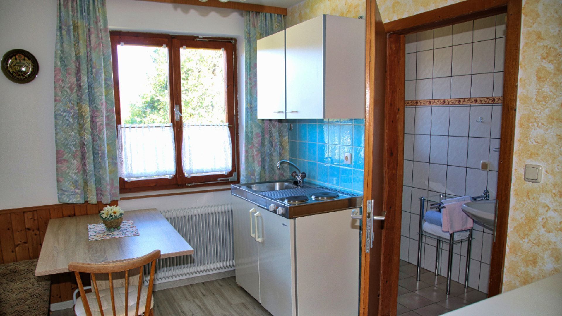 Réfrigérateur, cafetière/bouilloire, bouilloire électrique, chaise haute