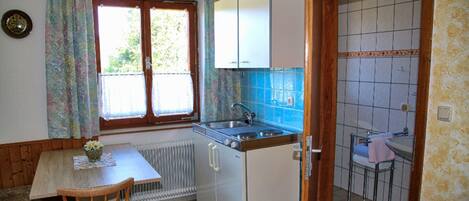 Frigorifero, macchina per tè/caffè, bollitore elettrico, seggiolone