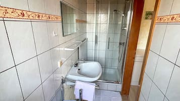 Douche, serviettes fournies, papier toilette