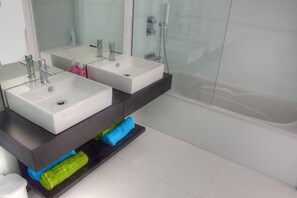 Towels, toilet paper - Fuseta wake up to the sea. New apartment with scenic views (Fuseta)