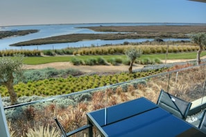 Outdoor dining - Fuseta wake up to the sea. New apartment with scenic views (Fuseta)