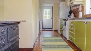 Kjøleskap, kokeplater og kaffetrakter/tekoker