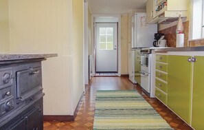 Kühlschrank, Herdplatte, Wasserkocher mit Kaffee-/Teezubehör