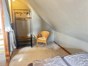 3 bedrooms, travel crib, WiFi, bed sheets