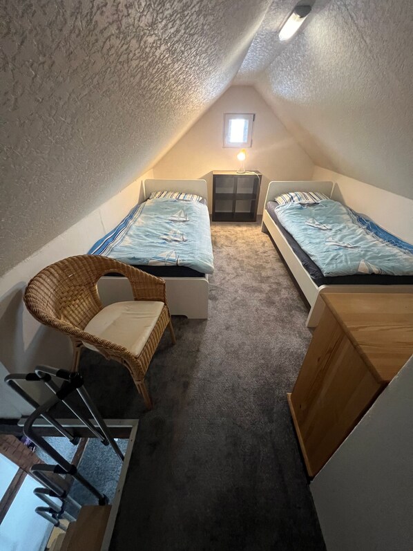 3 bedrooms, travel crib, WiFi, bed sheets