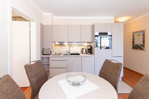 Kühlschrank, Mikrowelle, Ofen, Geschirrspüler