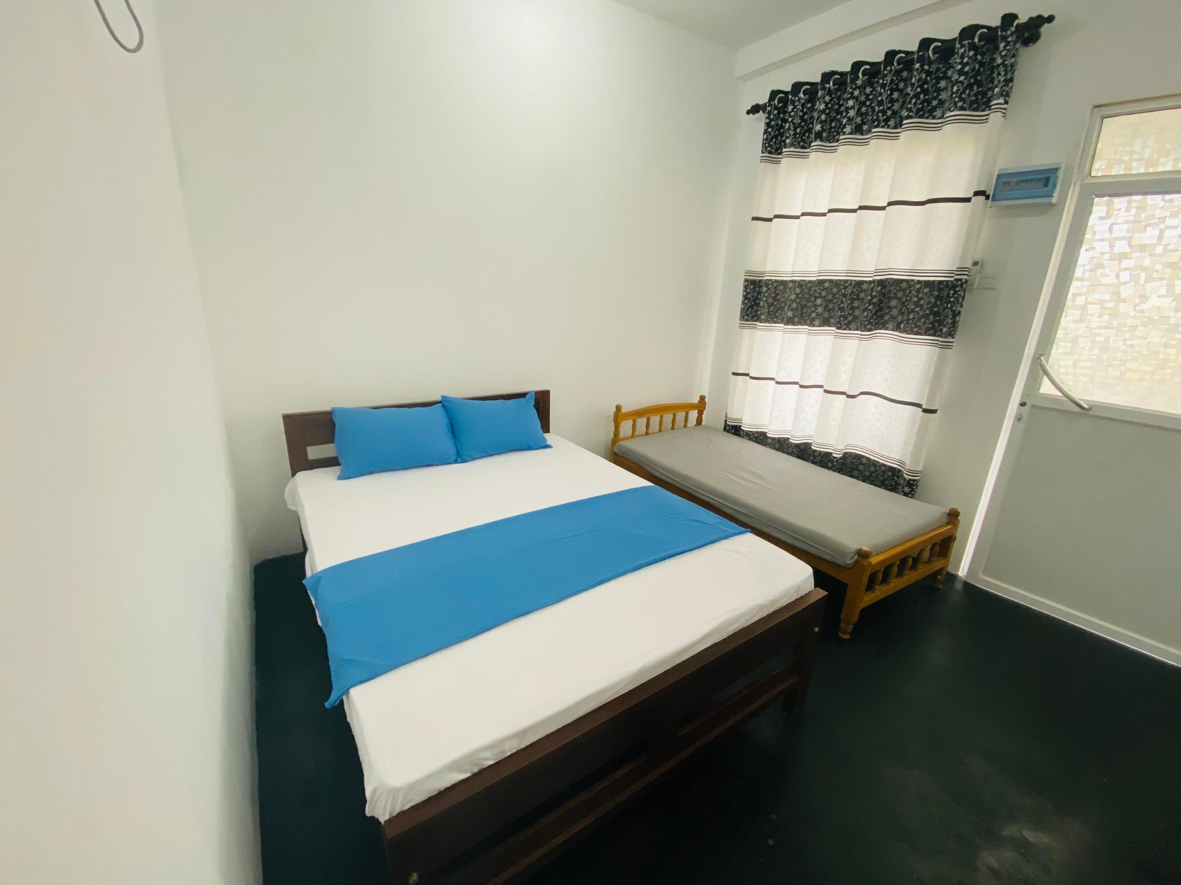 2 habitaciones, caja de seguridad en la habitación y escritorio 