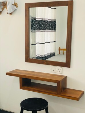 2 habitaciones, caja de seguridad en la habitación y escritorio