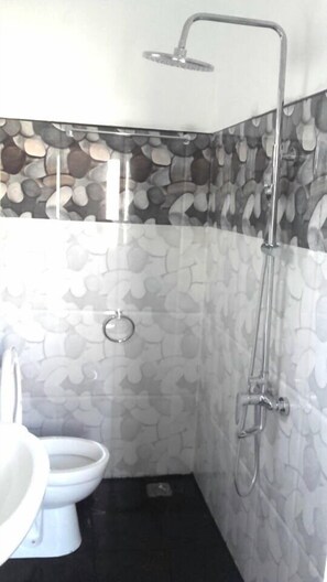Quarto casal luxo, 1 cama King | Banheiro | Chuveiro, produtos de toalete grátis, roupões de banho, chinelos