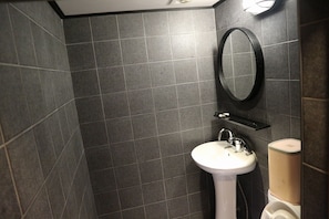 Dortoir Partagé, femmes uniquement | Salle de bain | Douche, articles de toilette gratuits