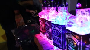 A display of Jack Daniel's whiskey bottles with neon lighting. - gangneung sol guesthouse - Hostel (Gangneung)