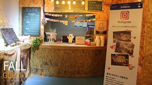 Een rustiek interieur met een houten receptiebalie, een krijtbordmenu en een Instagram bord.