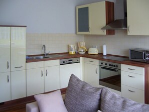 Een koelkast, een magnetron, een oven, een vaatwasser