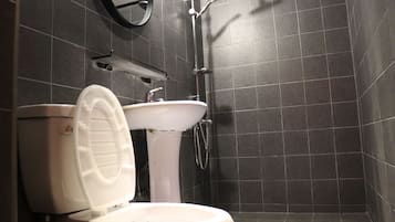 Regadera, amenidades de baño gratuitas, toallas