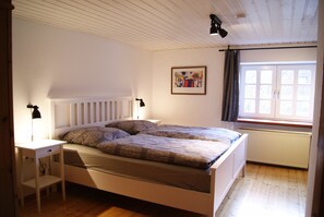 4 habitaciones, tabla de planchar con plancha, wifi y ropa de cama 