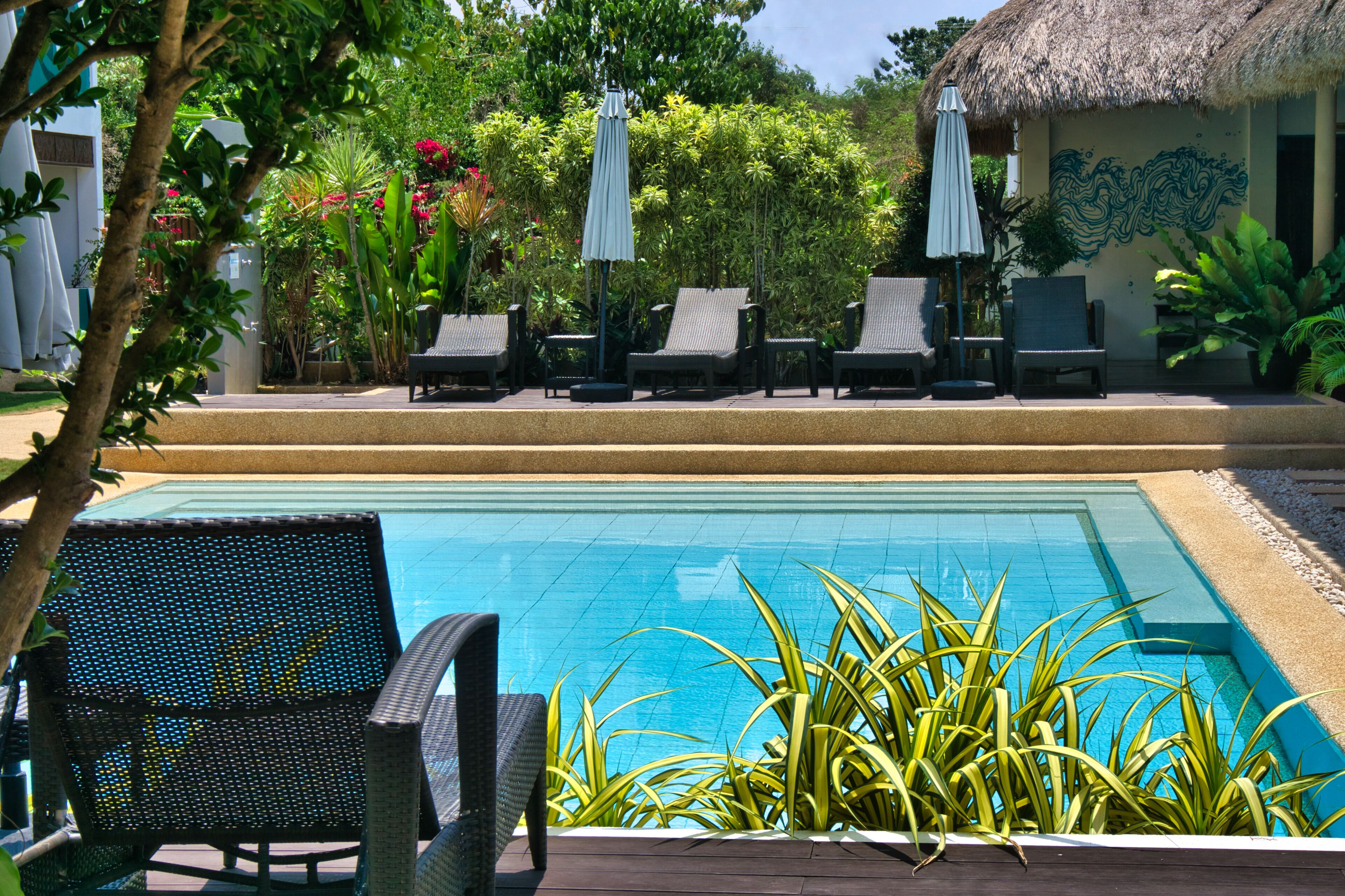 outdoor pool, open 7 am to 9:30 pm, pool umbrellas, pool loungers