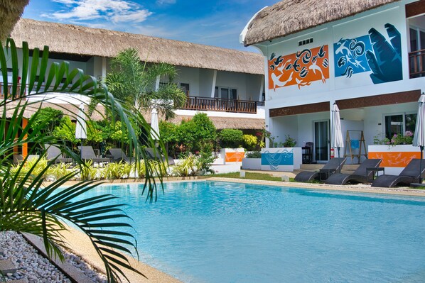 Outdoor pool, open 7 AM to 9:30 PM, pool umbrellas, sun loungers - Amihan Resort (Panglao)