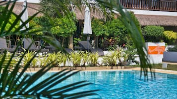 Piscine extérieure, parasols de plage, chaises longues