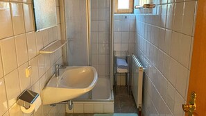 Douche, serviettes fournies, papier toilette