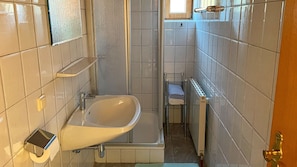 Serviettes fournies, papier toilette