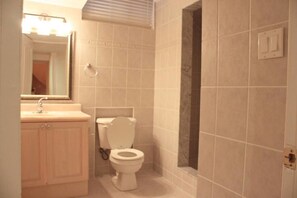 Luxury House | Bathroom | Combined shower/tub, free toiletries, hair dryer, towels - Luxury cozy 9 bedrooms vacation home (Richmond Hill)